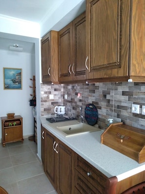 Mikrowelle, Wasserkocher mit Kaffee-/Teezubehör, Wasserkocher, Toaster