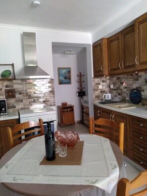 Microwave, coffee/tea maker, electric kettle, toaster
