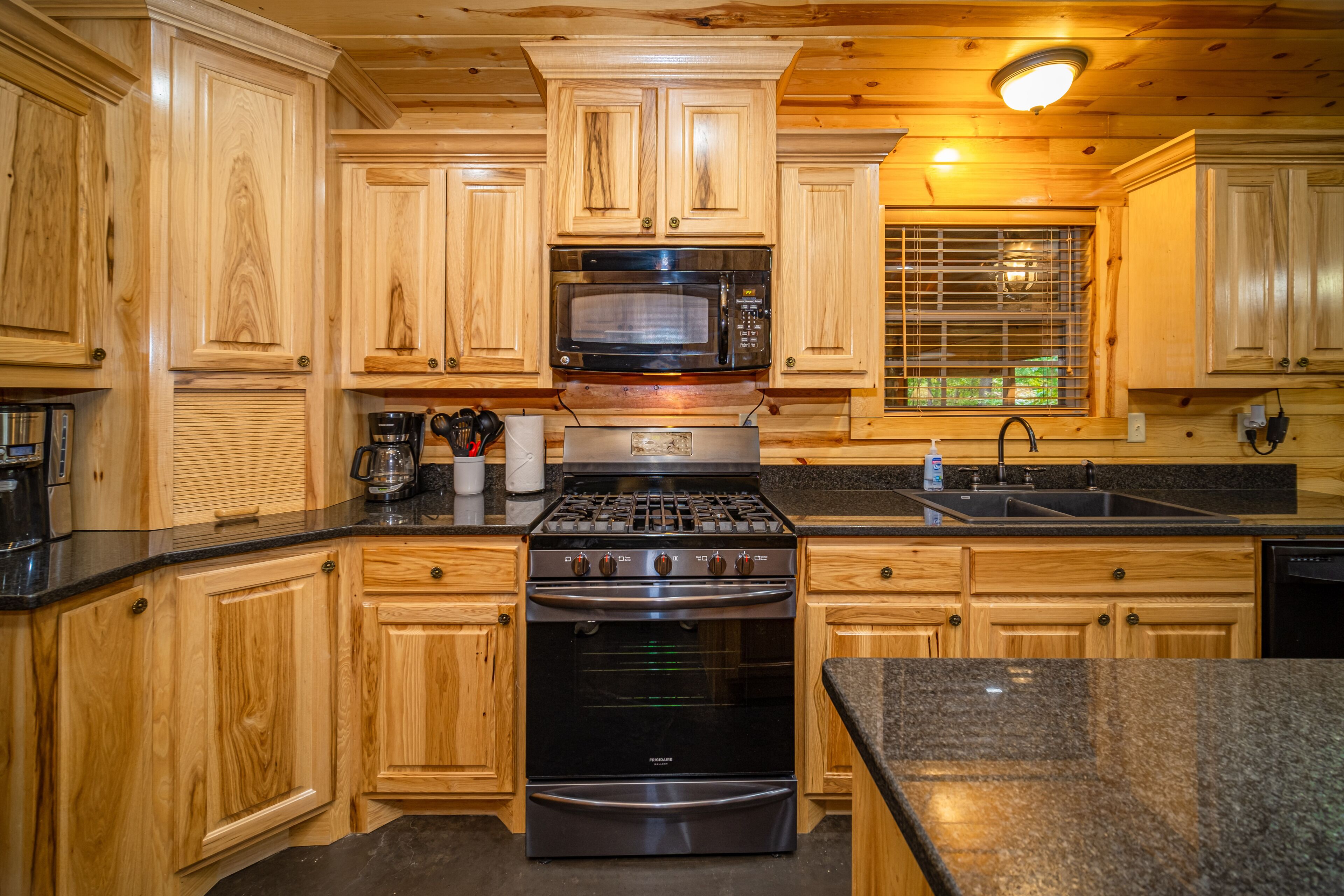 Lady Luck - 4BR; 3Bth; Hot Tub; Fenced Yard; Game room