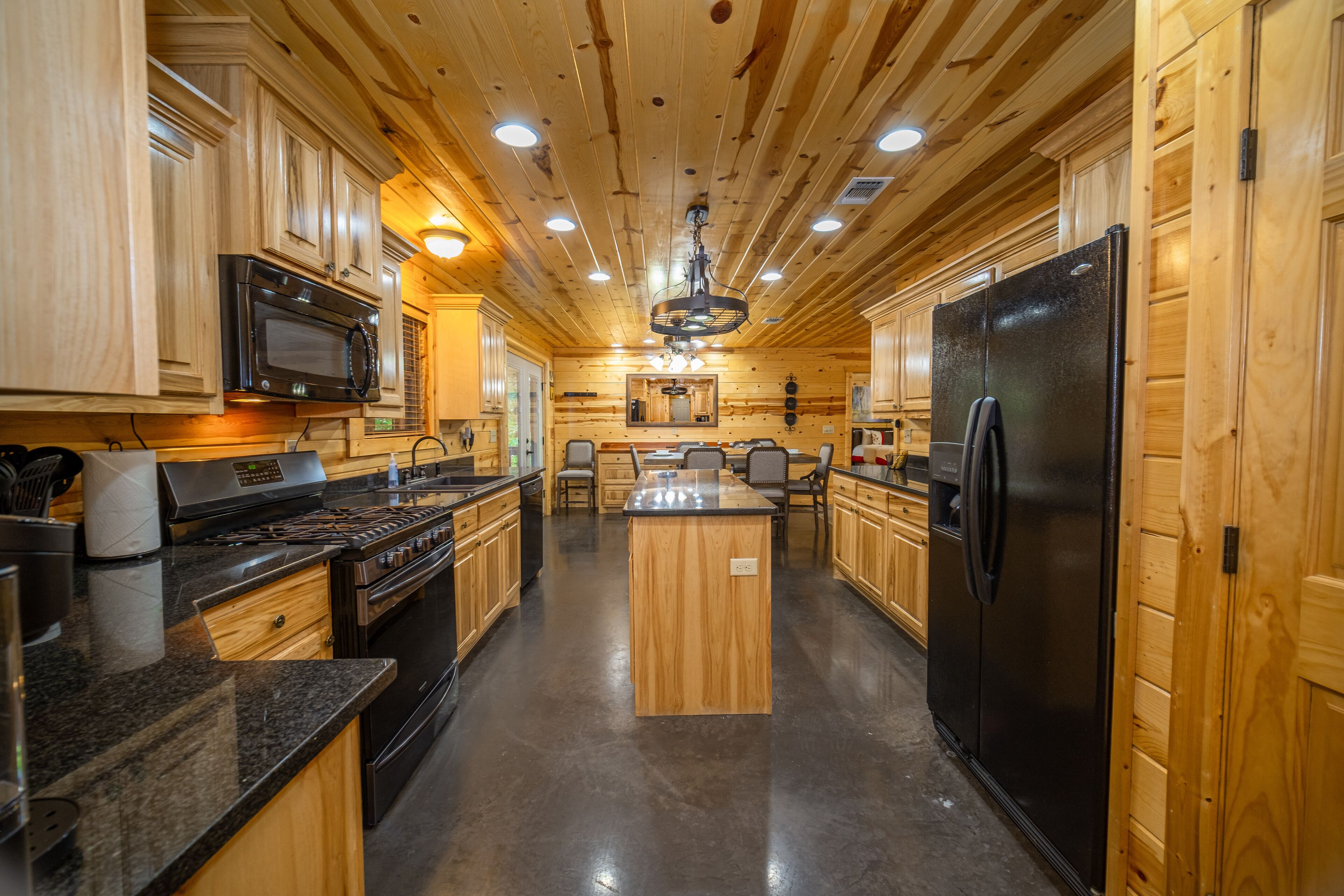 Lady Luck - 4BR; 3Bth; Hot Tub; Fenced Yard; Game room