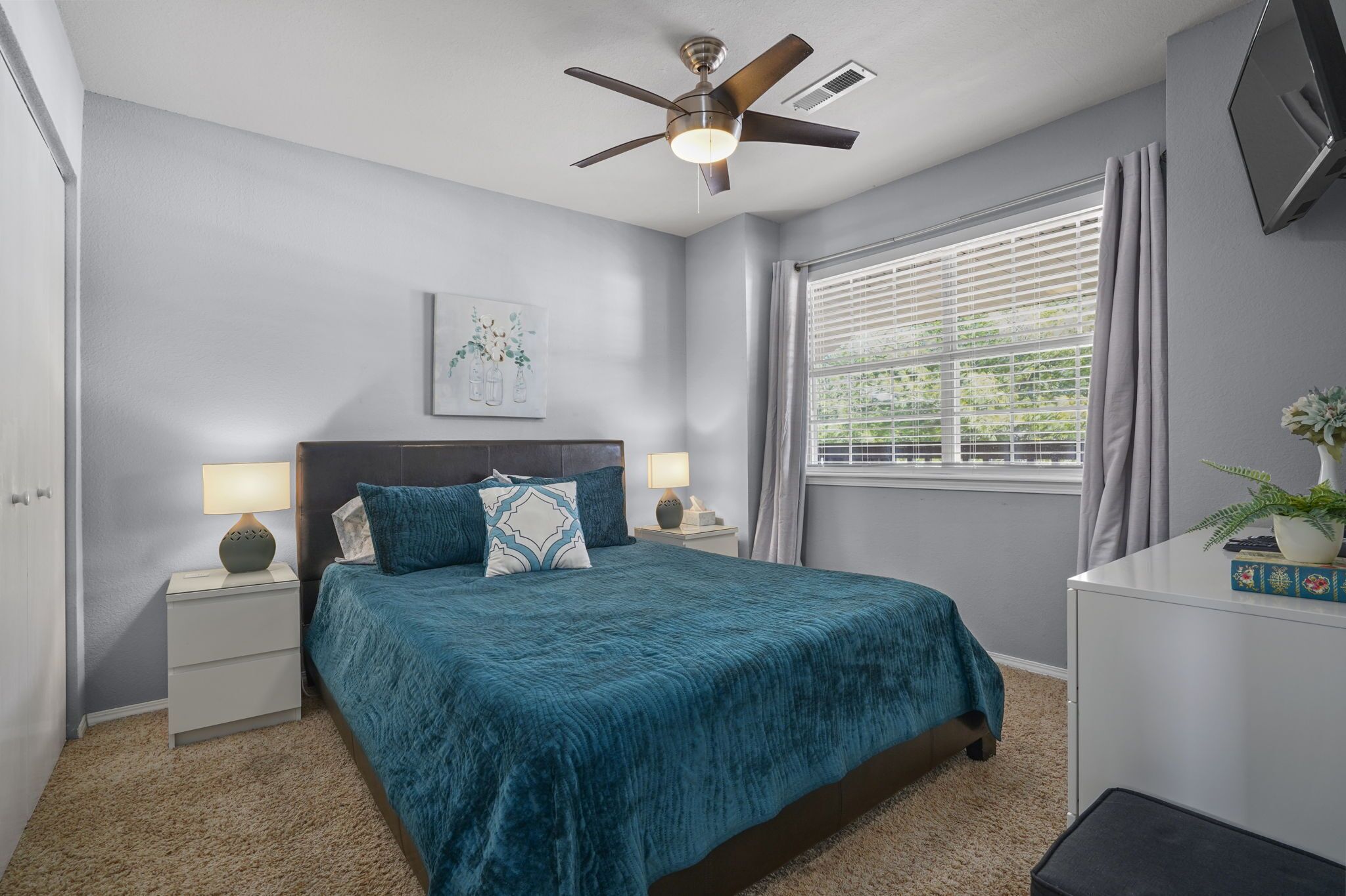 Queen-size bed in the second bedroom.