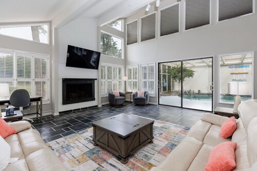 10 Water Oak: Private Sea Pines Oasis with a screened pool!