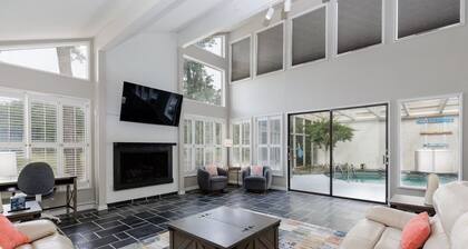 10 Water Oak: Private Sea Pines Oasis with a screened pool!