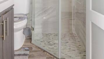 Toalhas de banho, sabonete, shampoo, papel higiênico