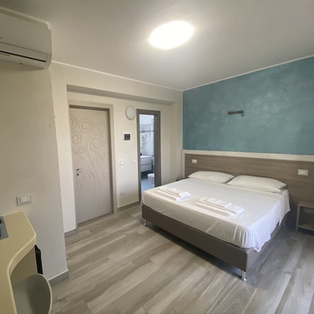 独特客房, 阳台 | 高档床上用品、羽绒被、加厚床垫、办公桌