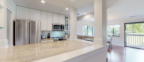 Réfrigérateur, micro-ondes, four, cafetière/bouilloire