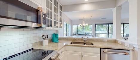 Kühlschrank, Mikrowelle, Ofen, Wasserkocher mit Kaffee-/Teezubehör