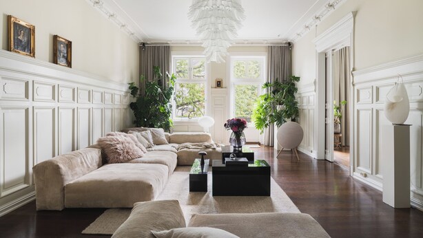 A spacious living room with a large sectional sofa, a coffee table, and a chandelier. - Lux West-side, Central Oslo - 4bedrooms/8sleep/close to everything  (Frogner)
