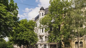 A historic building with a prominent dome and arched windows, surrounded by lush trees. - Lux West-side, Central Oslo - 4bedrooms/8sleep/close to everything  (Frogner)