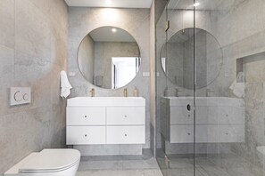 Executive Apartment | Bilik Mandi | Hulu semburan mandi hujan, pengering rambut, tuala disediakan 