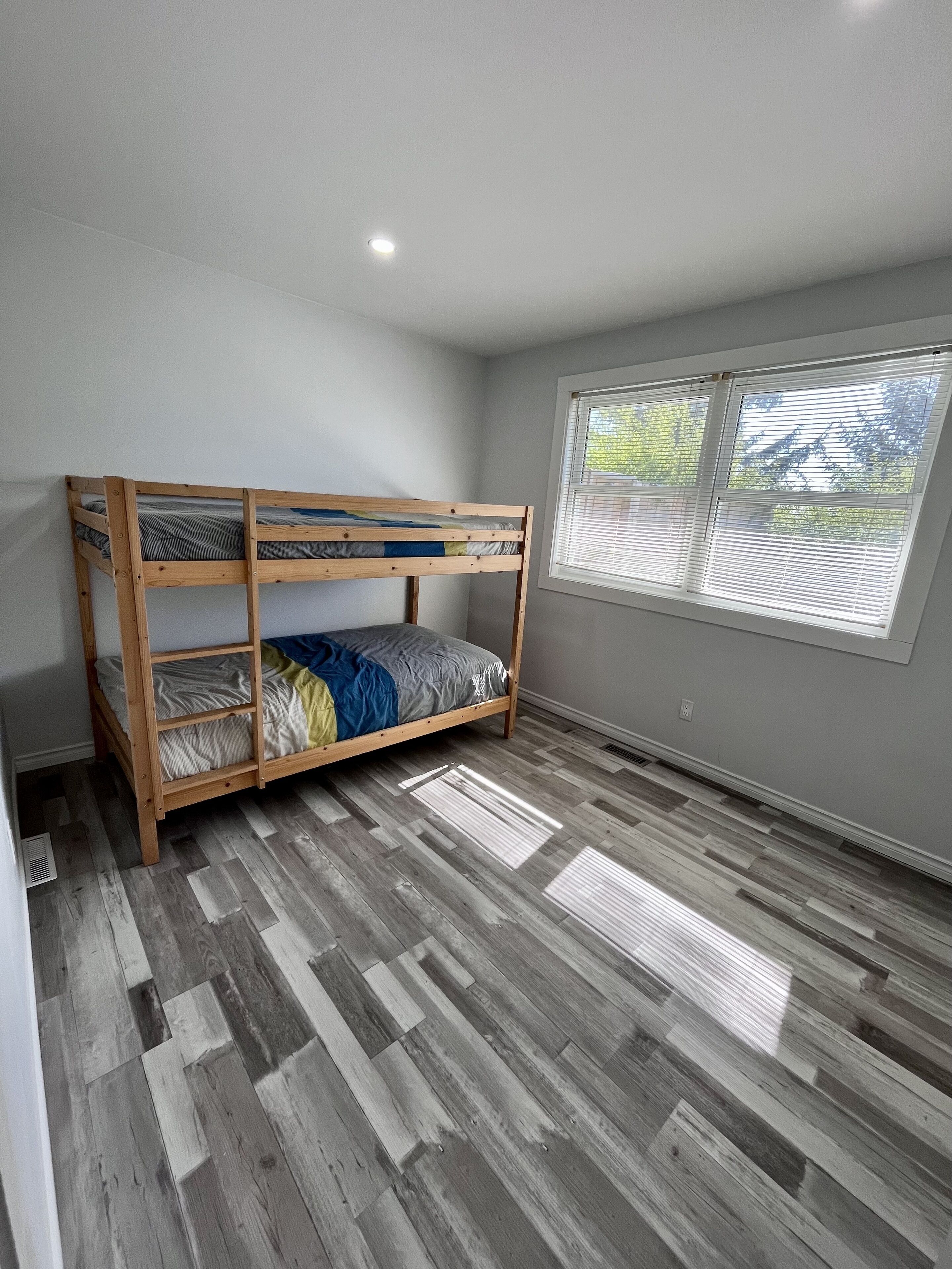 Beautiful renovated house 4 min drive to beach!! Full summer week $2200 