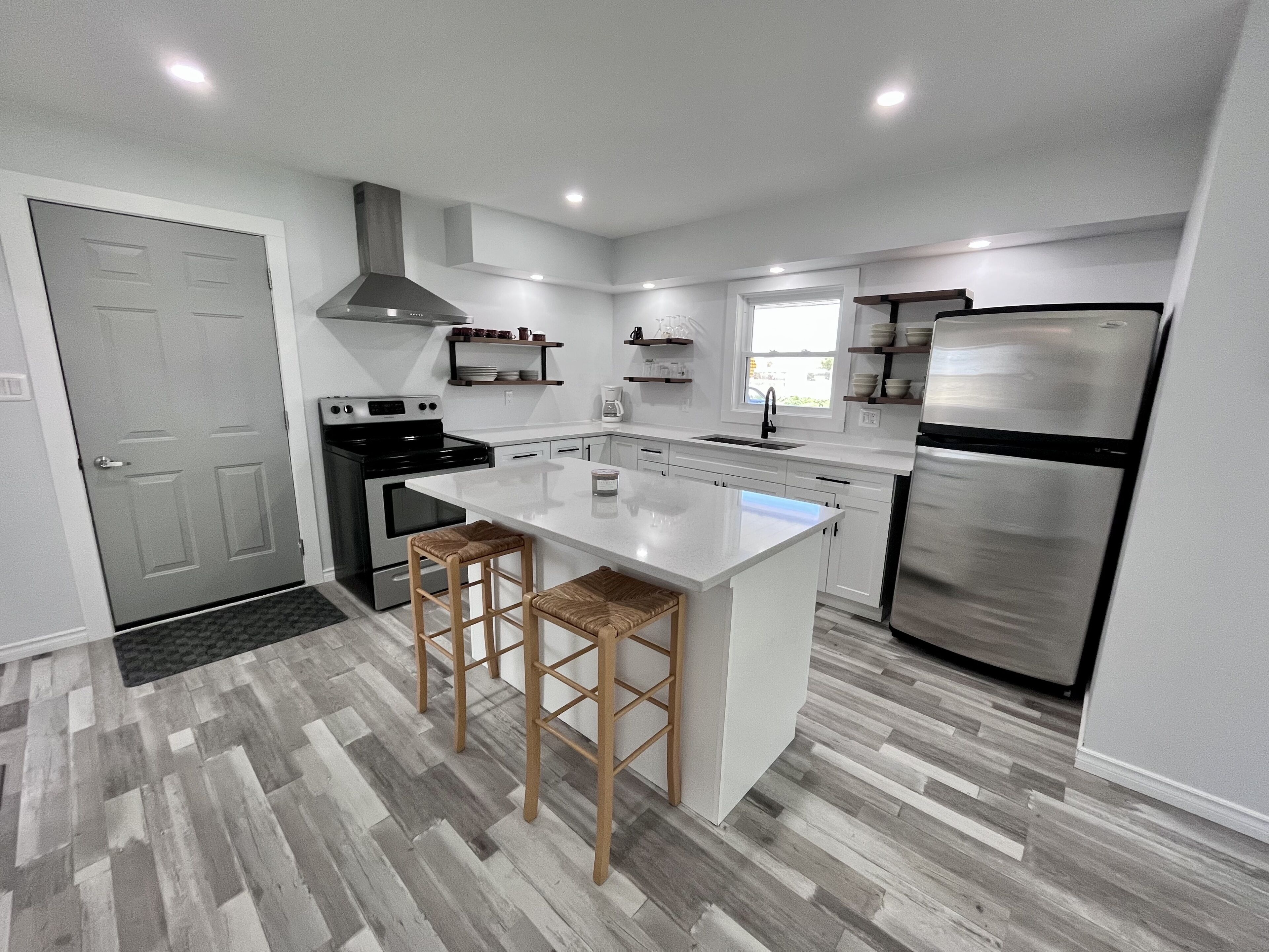 Beautiful renovated house 4 min drive to beach!! Full summer week $2200 