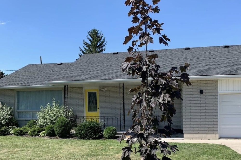 Beautiful renovated house 4 min drive to beach!! Full summer week $2200
