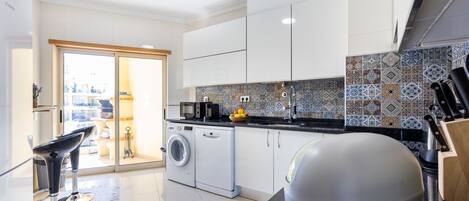 ثلاجة، ميكروويف، فرن، موقد طهي مسطح