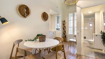 Premium appartement | Woonruimte | Een televisie