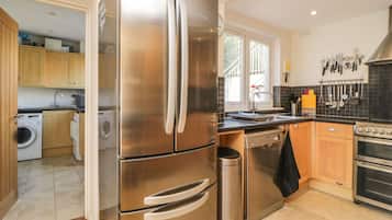 Geladeira, lava-louças, chaleira elétrica, torradeira