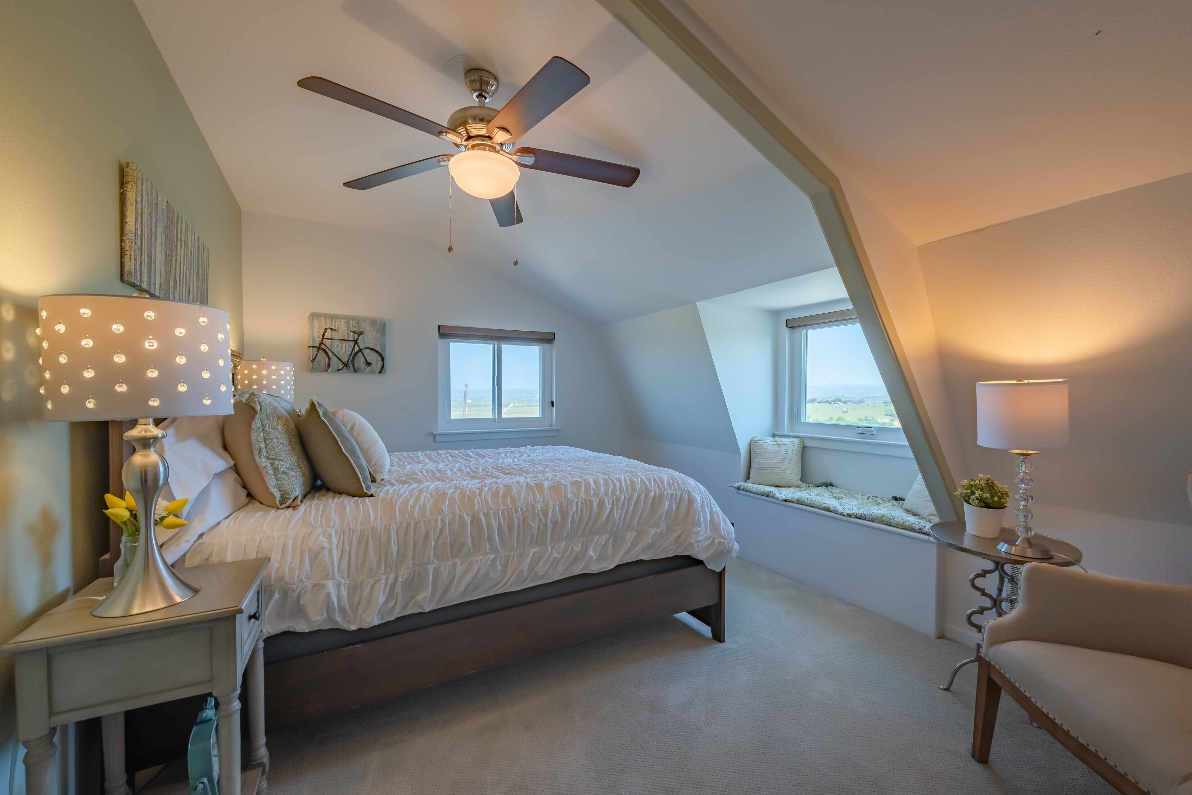 Hilltop Vineyard Estate with 360 Views, Hot Tub & Pool!