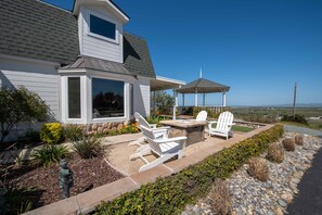 Terrace/patio - Hilltop Vineyard Estate with 360 Views, Hot Tub & Pool! (Paso Robles)