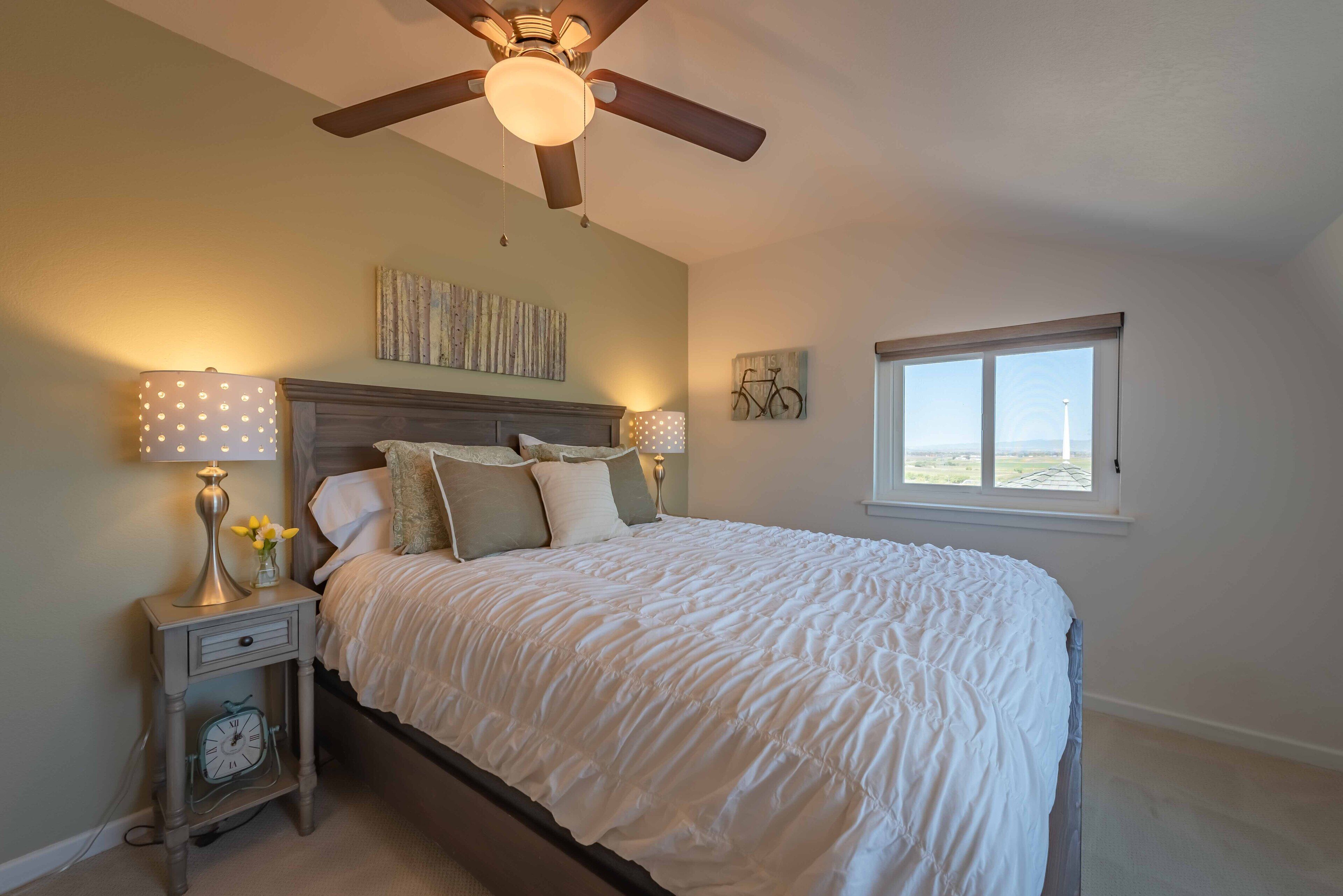 Hilltop Vineyard Estate with 360 Views, Hot Tub & Pool!