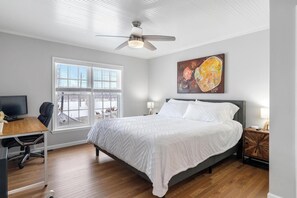 3 bedrooms, desk, iron/ironing board, travel cot - Spacious Family Retreat With Crooked Lake Access (Alanson)