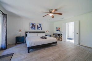 5 Schlafzimmer, Schreibtisch, Bügeleisen/Bügelbrett, WLAN