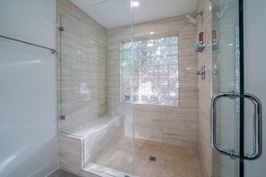 Badewanne, Haartrockner, Handtücher, Shampoo