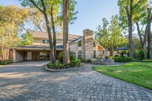 Exterior - Bright and Spacious Home for w Pool -over 30 Nights- (Jersey Village)