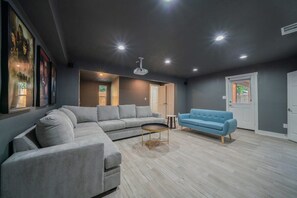 Televisión, chimenea, futbolito y oficina