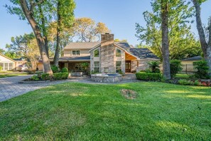 Exterior - Bright and Spacious Home for w Pool -over 30 Nights- (Jersey Village)