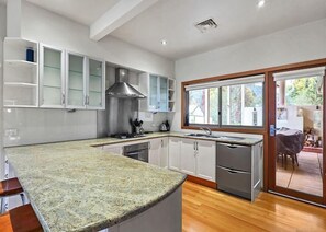 冰箱、微波炉、烤箱、烤面包机