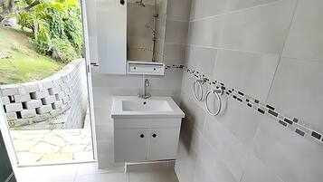 Secador de cabelo, toalhas de banho, sabonete, papel higiênico