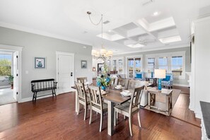 Dining - Holiday Getaways! Bay Front! Private Pool! Minutes to the Beach! Ping-Pong! (Port St. Joe)