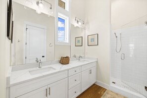 Combined shower/tub, towels