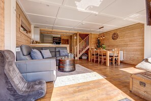 Smart TV - Bluebell Lodge | The Ridgeway Holiday Let | 3 Beds & Sleeps 6 (Benson)