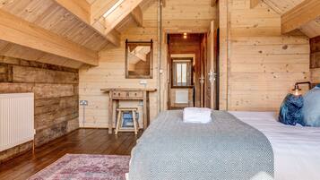 3 bedrooms, desk, iron/ironing board, WiFi