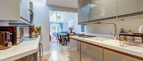 冷蔵庫、電子レンジ、オーブン、コンロ