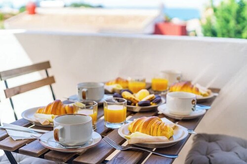 Bright Lovely Flat w/ Balcony by HostWise