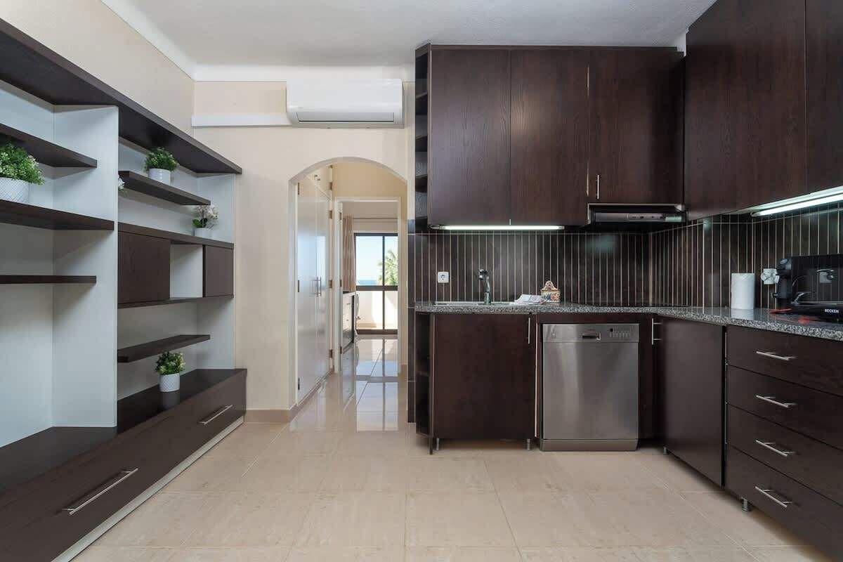 Frigorifero, microonde, piano cottura, lavastoviglie