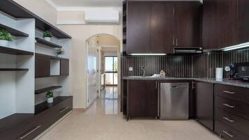 Frigorifero, microonde, piano cottura, lavastoviglie