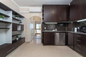 Réfrigérateur, micro-ondes, plaque de cuisson, lave-vaisselle