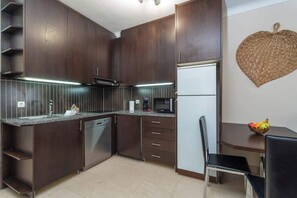 Geladeira, micro-ondas, cooktop, lava-louças