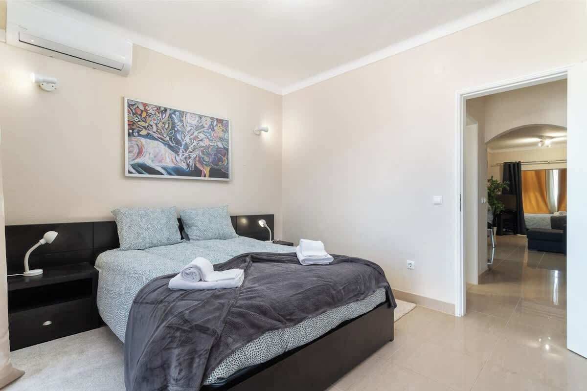 2 soverom, strykejern/-brett, reiseseng for barn og wi-fi