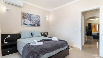 2 soverom, strykejern/-brett, reiseseng for barn og wi-fi