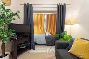 2 bedrooms, iron/ironing board, travel cot, WiFi