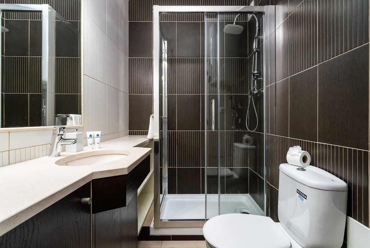 Shower, hair dryer, towels, shampoo