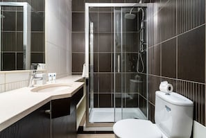 Dusj, hårføner og håndklær