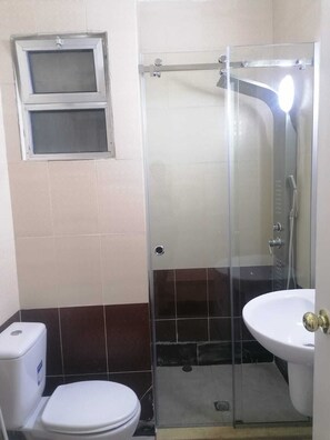 Regadera, bidet, jabón, shampoo 