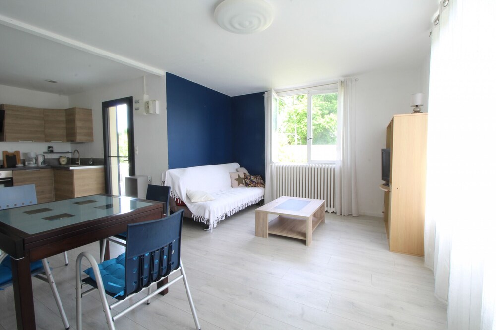 2 bedroom house near the Broustic park
