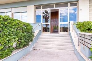 Apartamento família, 2 quartos, micro-ondas (Annamaria's House Beachfront) | Detalhe da fachada