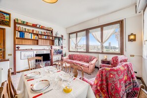 Familie appartement, 2 slaapkamers, magnetron (Annamaria's House Beachfront) | Woonruimte | Een flatscreentelevisie